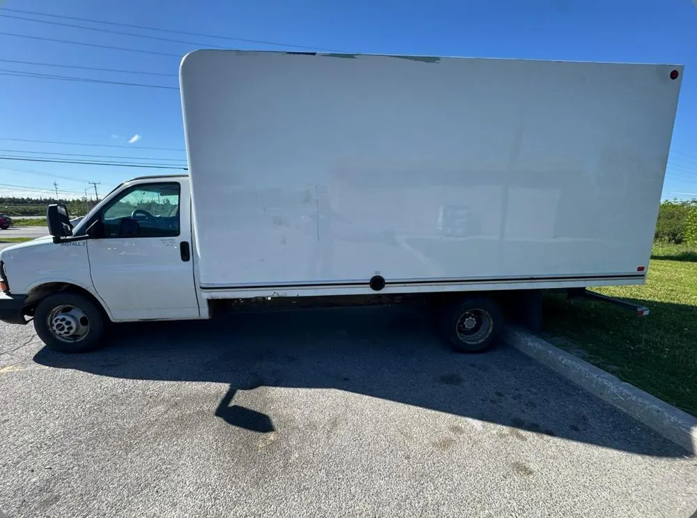 Camion cube blanc de SK Relocator